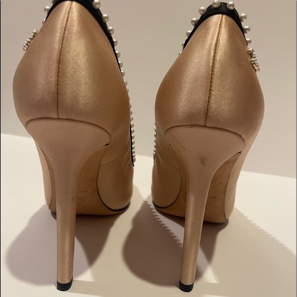 Authentic CHANEL champagne silk satin heels with pearl detail size 37.5 - Picture 6 of 8
